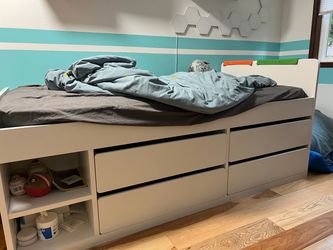 Tween Bed with drawers