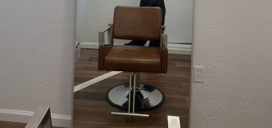 Hairstylist chair/ barber chair