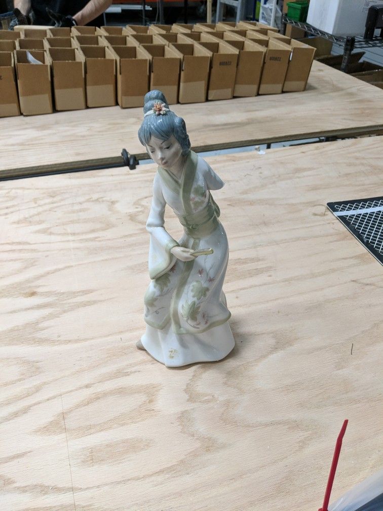 Free LLADRO Figurine Ceramic Broken Arm