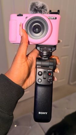 Sony ZV-1F Creator Bundle | 4 Batteries + Charger + Grip + Cases