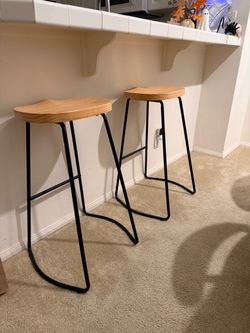 2 bar stools