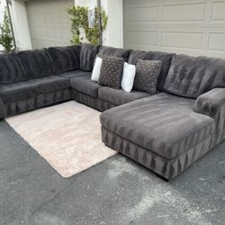 Stunning Dark Gray Sectional Couch In Excellent Condition - Free Delivery 🚚 
