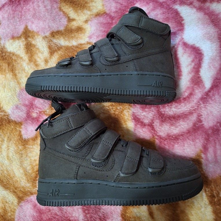 Nike Air Force 1 High ‘07 SP Billie Eilish Sequoia – Size 5.5W / 4M – New in Box
Step into bold style with the Nike Air Force 1 High ‘07 SP Billie Ei