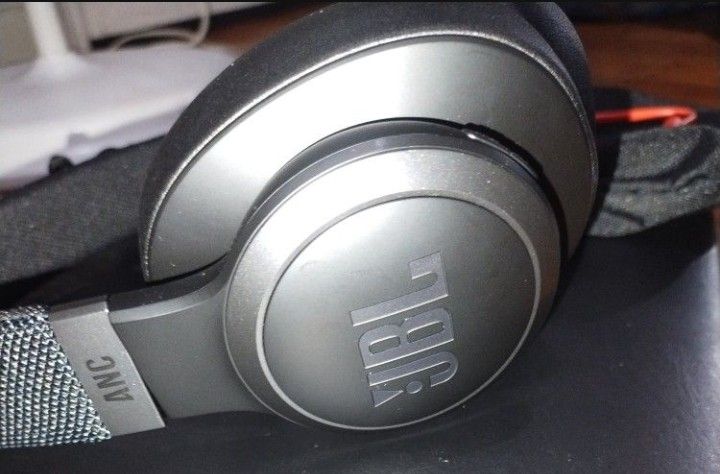 BRAND NEW WIRELESS JBL HEADPHONES