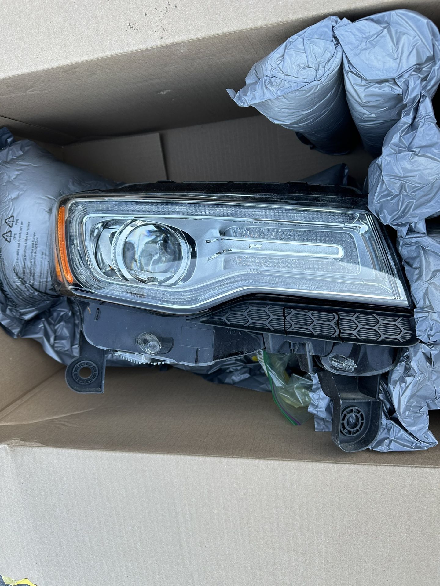 Headlight For Jeep Grand Cherokee