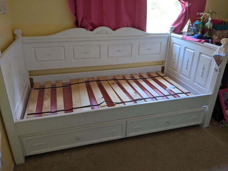 White Twin Princess Daybed with Trundle