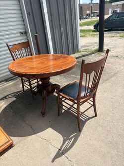 Goodwood round table with two chairs