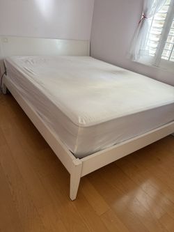 Beautiful White Crate And Barrel Bed Queen Mattress Included