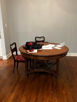 Elegant Round Dining Table with 3 Chairs – Solid Wood