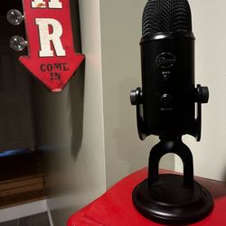 Blue Yeti Black USB Microphone Freestanding with Mute Button & Adjustable Stand