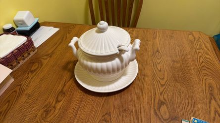 White Ceramic Soup Tureen with Lid and Ladle