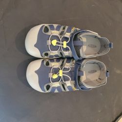 Kid's Size 6 Water Shoes