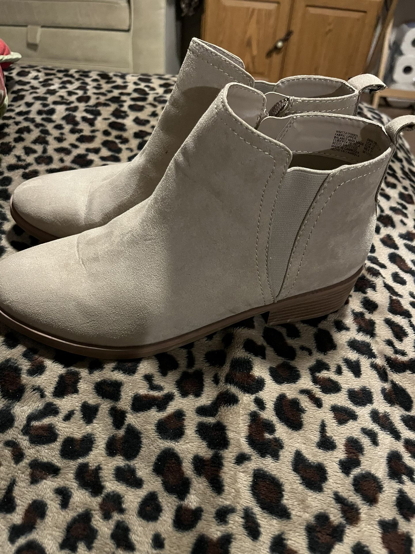 Ladies Boots $20 And Pink Nikes $20