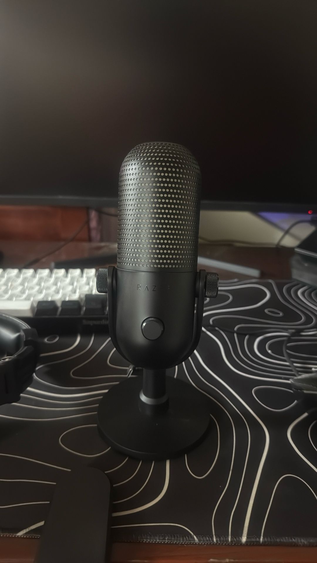 🔥Razer Seiren V3 Chroma – Tap-to-Mute,RGB Glow,Elite Sound,Perfect for Gaming🔥