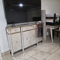 T v Console table