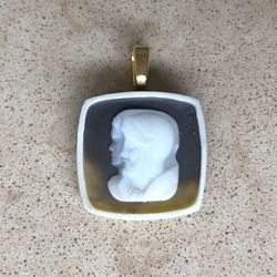 🟤 Unique, brown and white, raised resin double cameo pendant