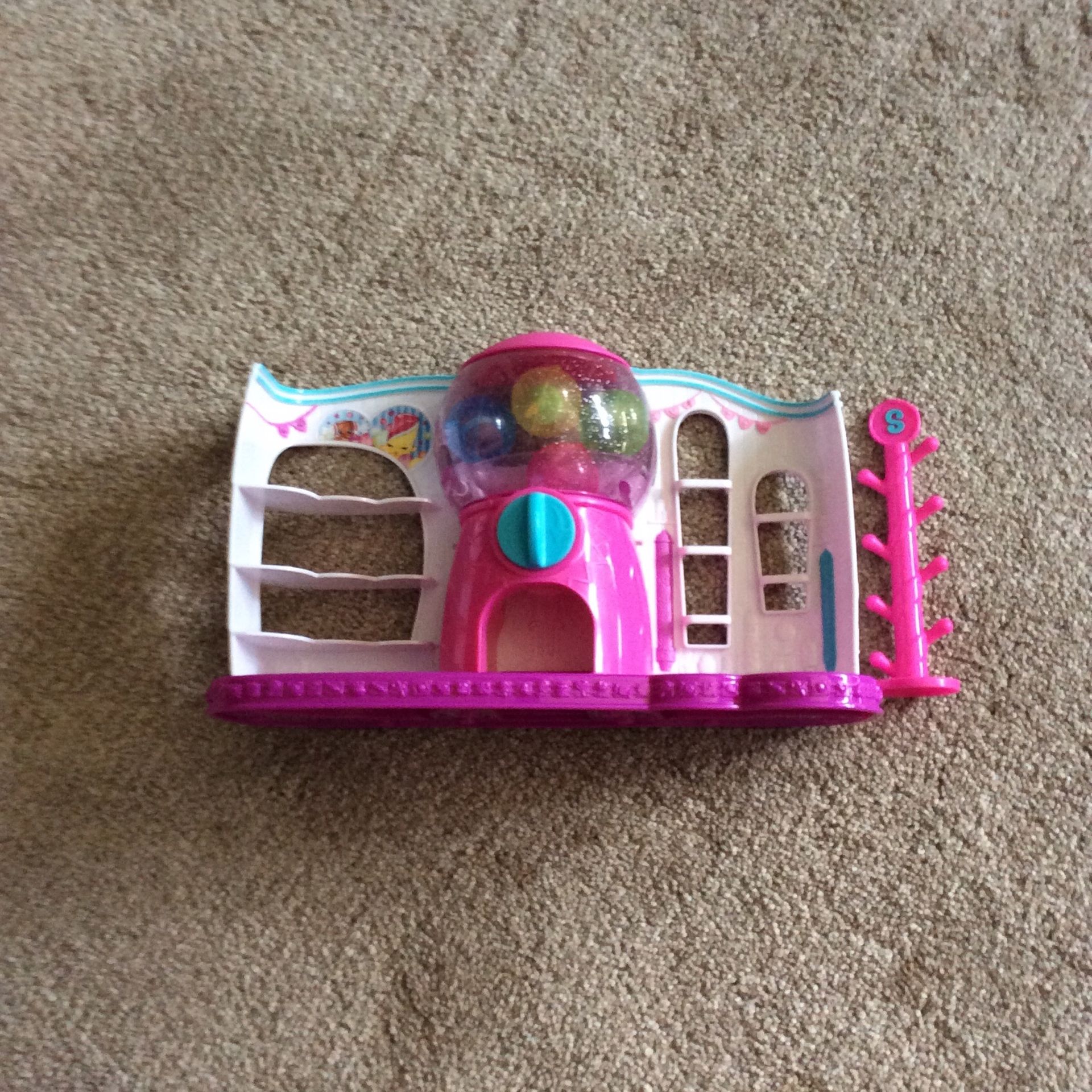 Shop Kin Gumball Machine With 4 Shopkins And 4 Gum balls