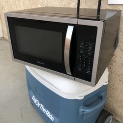 Magic Chef  Microwave In Excellent Condition 