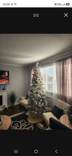 7.5 prelite tree flocked. Tree skirt included