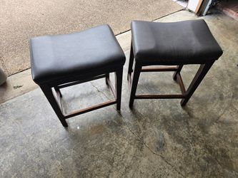 2 bar stools