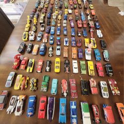 MASSIVE LOT of 156 HOTWHEELS 