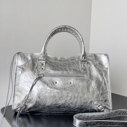 A large-capacity fashion bag