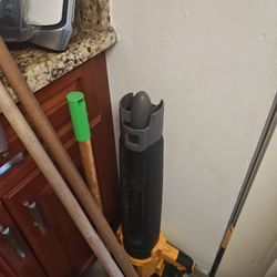Used Works Well DeWalt Leaf Blower 