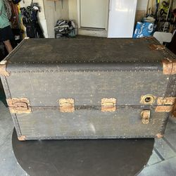 Vintage 1920s era steam trunk. Four working drawers. 