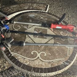 3 weed eaters sin batería ni cargador uno kobalt usado de 40v uno craftsman usado de 20v y otro nuevo craftsman de 20 v  los 3 por $80 los 3 aprobeche