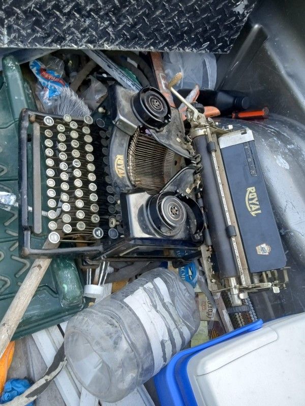 Royal Typewriter Old