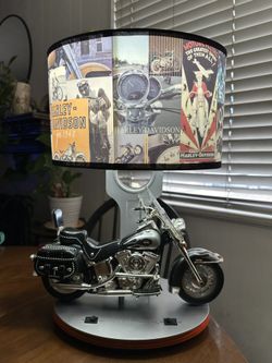 COLLECTABLE HARLEY DAVIDSON HERITAGE SOFTAIL TABLE LAMP w/SOUNDS 2004