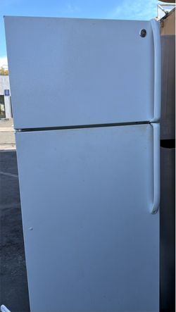 GE top freezer white refrigerator 18 cu ft