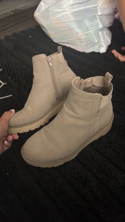 Like new girls boots size 4