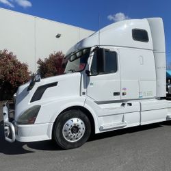 2012 Volvo VNL Sleeper Truck