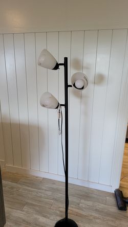 Floor lamp with bulds