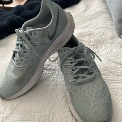 Nike Women's sea foam green/ light gray Athletic Shoes