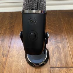 Blue Yeti USB Microphone With Headphones