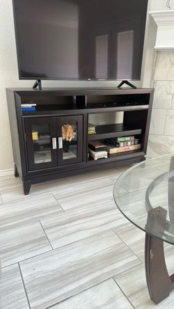Rooms To Go TV Stand and Coffee Table