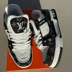 Black and white trainers multiple sizes