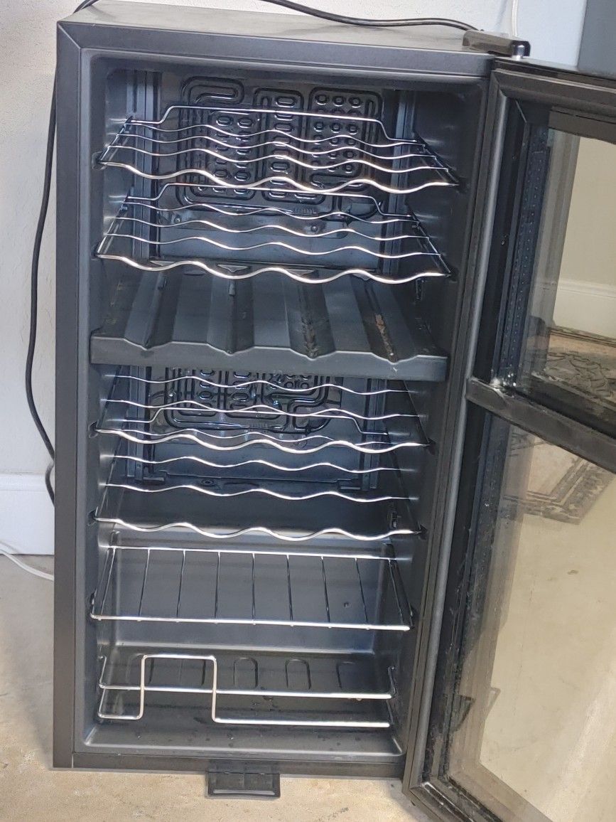 28 Bottle Wine Cooler Refrigerator