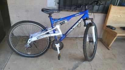 GENESIS V2900 MOUNTAIN BIKE