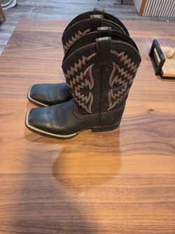 Kids Ariat boots size 4.5