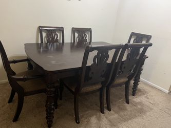 Dining Table and 6 Chairs 