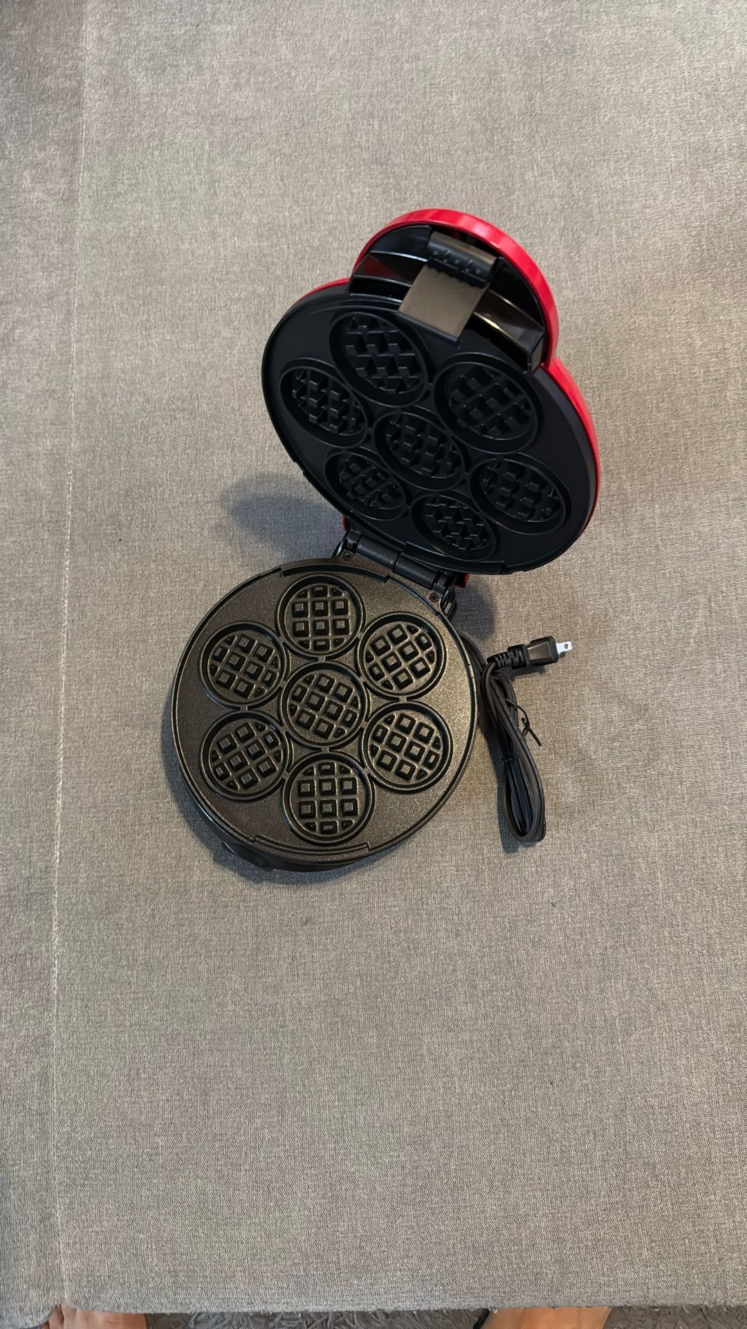 Dash Express Waffle Bite Maker Red