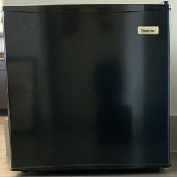 Magic Chef Compact Refrigerator + Small Freezer Space