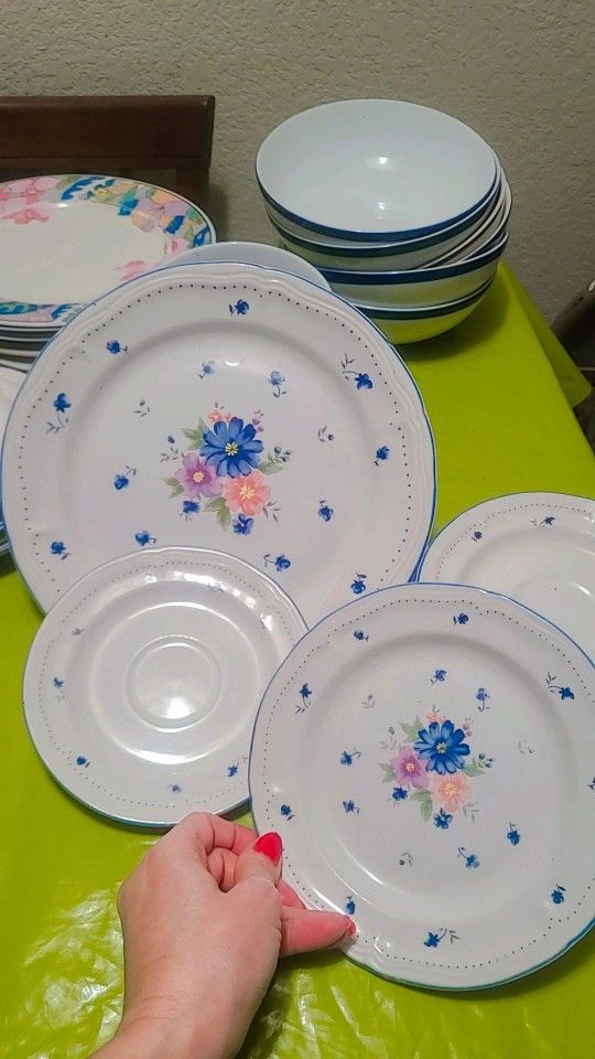 Plates. Dining set 34 pieces.
