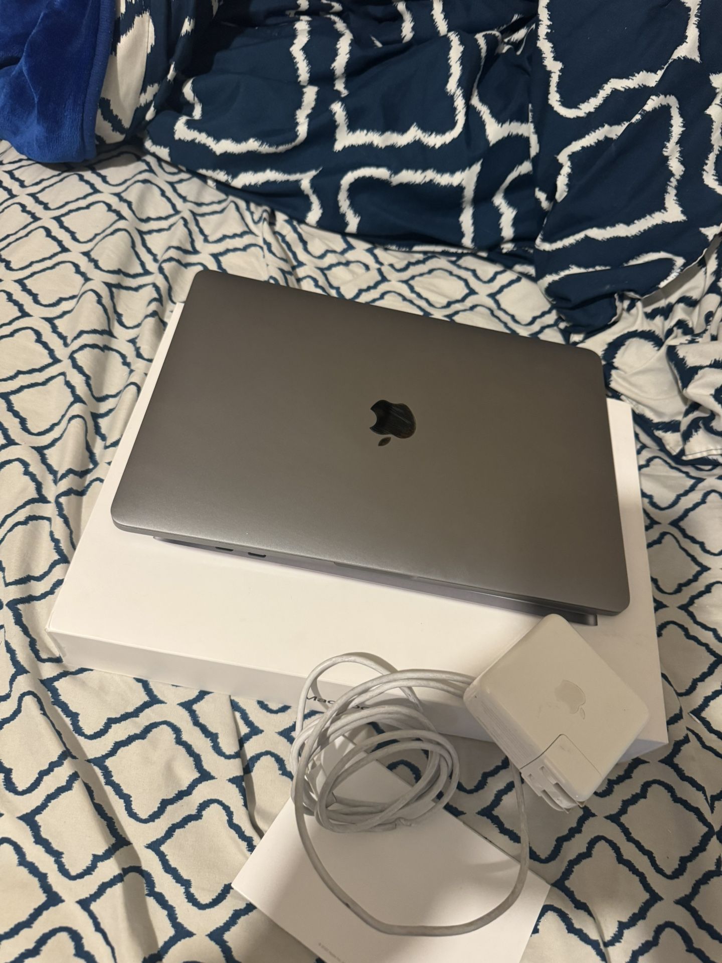 2020 MacBook Pro 13” w/ i5 16gb Memory 512gb SSD Space Gray Amazing Condition