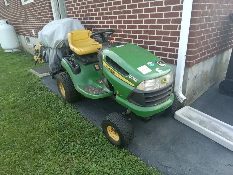 PARTS OR REPAIR, JOHN DEERE 102 RIDING MOWER