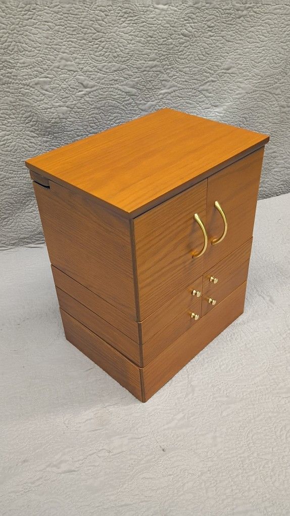 Beautiful Lori Griener Makeup Box.