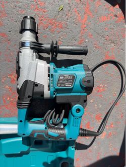 Makita 12 Amp 1-9/16" Corded Spline Concrete/Masonry Rotary Hammer Drill – BRAND NEW**